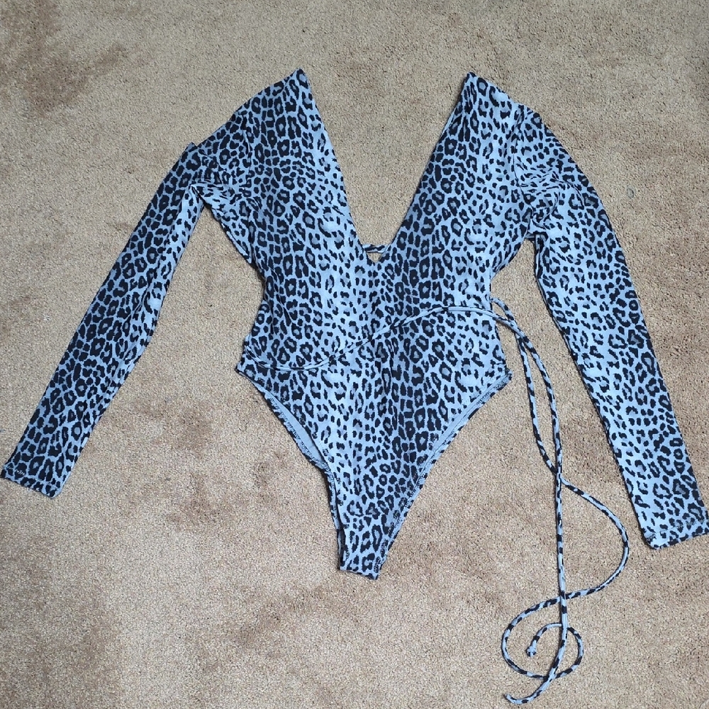 Forever 21 Black & Gray Leopard Print Womens Long Sleeve One Piece Bathing Suit